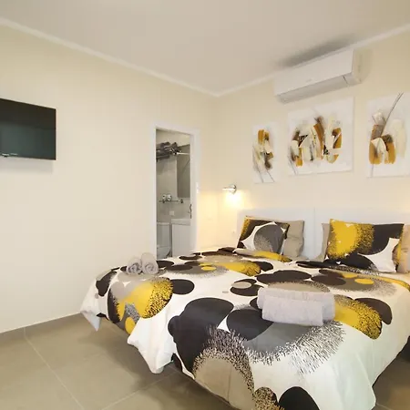 Amazing 5-bedroom In 阿德耶