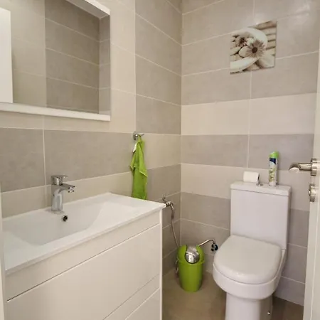 Amazing 5-bedroom In 阿德耶