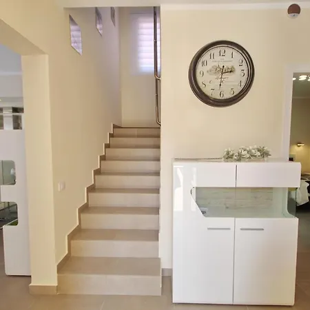 Amazing 5-bedroom In Villa *