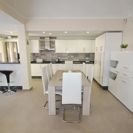 Amazing 5-bedroom In Costa Adeje (Tenerife)