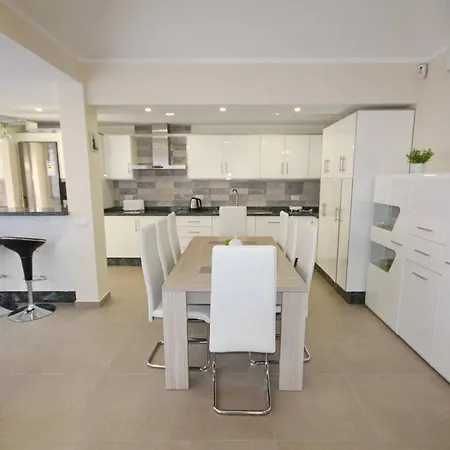 Villa Amazing 5-bedroom In