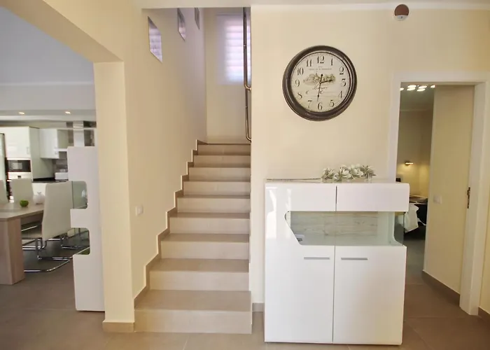 Amazing 5-bedroom In Вілла *