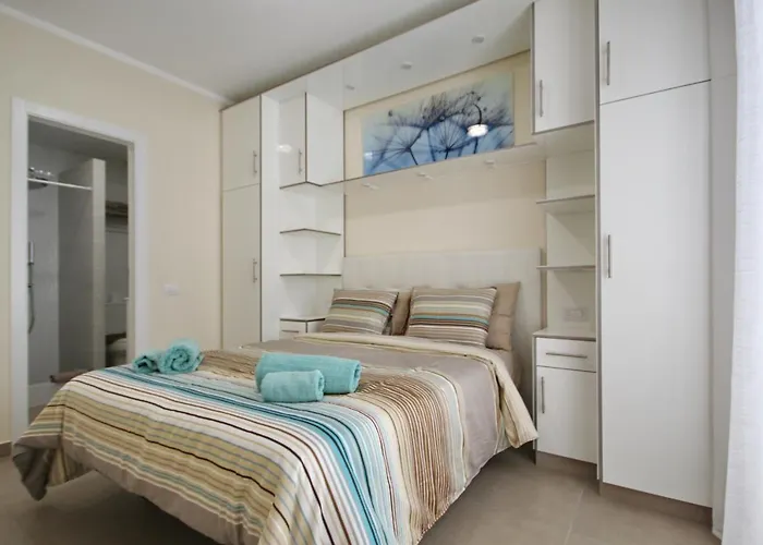 Вілла Amazing 5-bedroom In Адехе