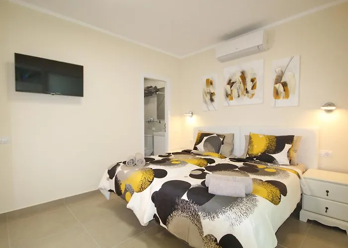 Amazing 5-bedroom In Адехе