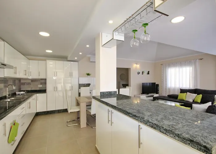 Вілла Amazing 5-bedroom In Адехе