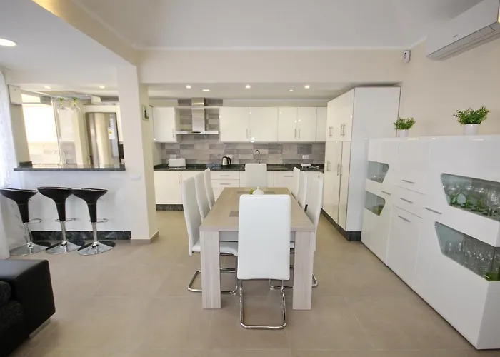 Amazing 5-bedroom In Адехе