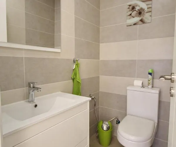 Amazing 5-bedroom In Адехе