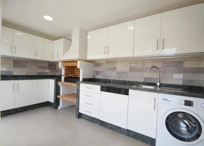 Amazing 5-bedroom In Вілла Адехе