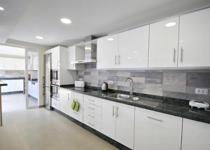 Amazing 5-bedroom In Вілла