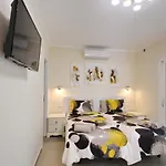 Amazing 5-bedroom In וילה *