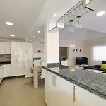 וילה Amazing 5-bedroom In אדחה