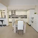 Amazing 5-bedroom In אדחה