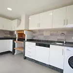 Amazing 5-bedroom In וילה אדחה